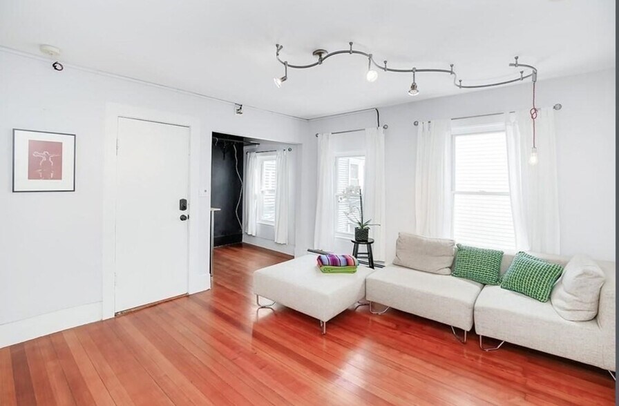 Primary Photo - 321 Columbia St