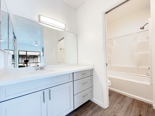 Building Photo - Just Refreshed Ewa Beach Condo with A/C