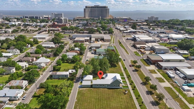 Building Photo - Fully furnished brand new home with garage!