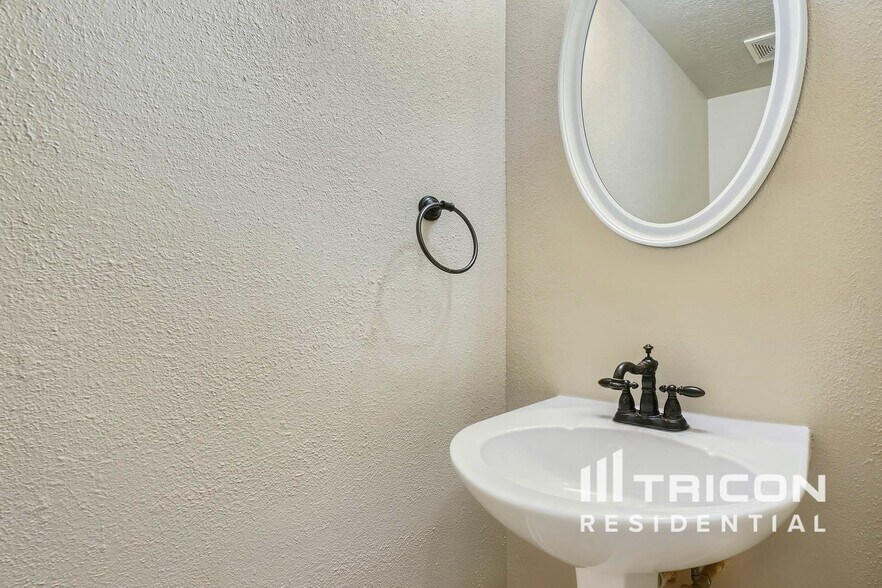 Building Photo - 5911 Klamath Falls Ct