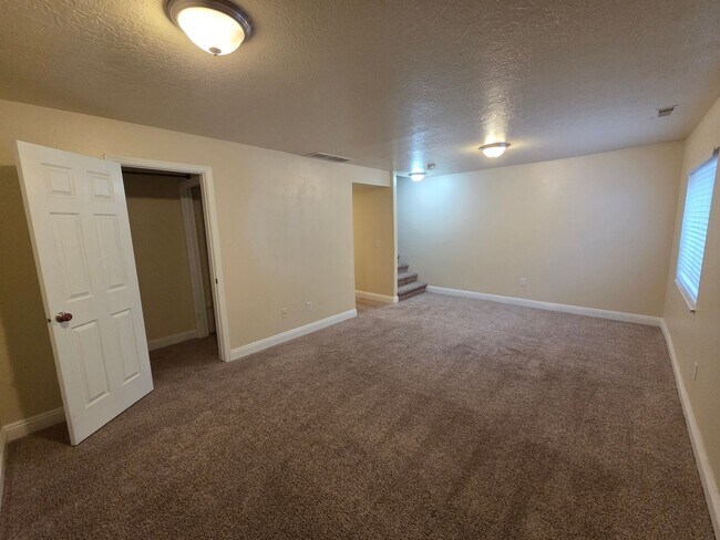 Building Photo - All new paint - super clean and move in ready.