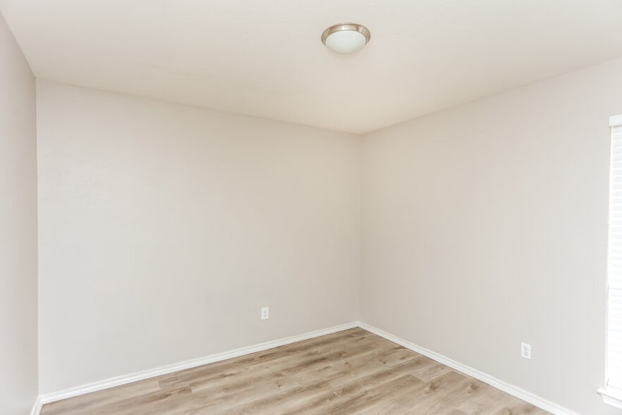 Building Photo - 822 Astaire Ave
