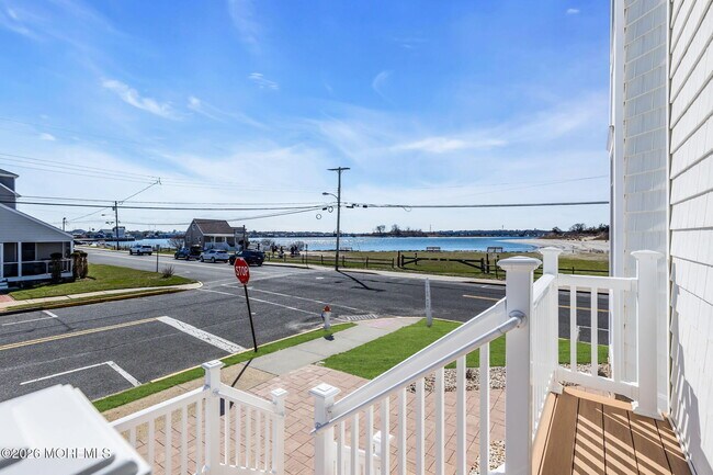 Building Photo - 550 Whiting Ave