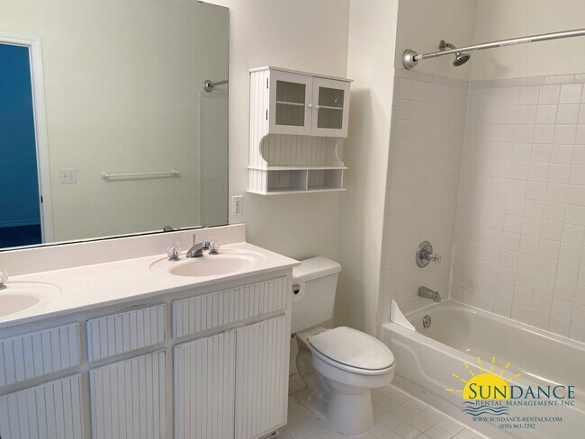 Building Photo - Stunning 5 Bedroom Home in Robledal Estates