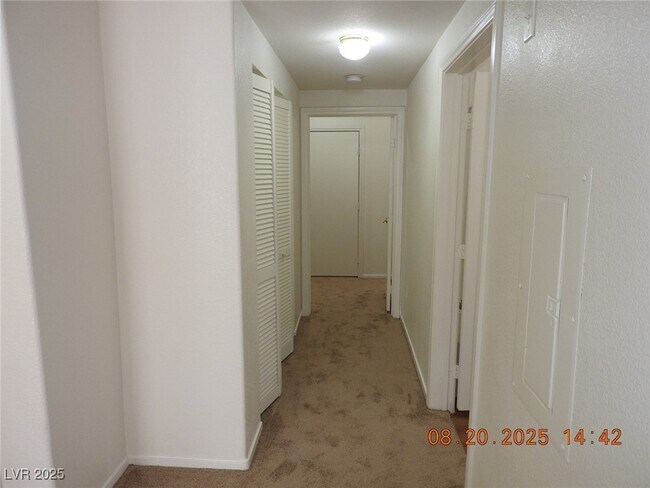 Building Photo - 3400 Cabana Dr