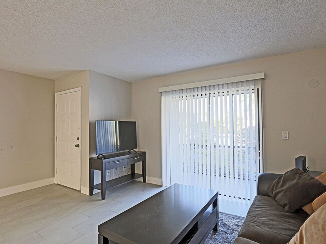 Building Photo - AVAILABLE NOW FURNISHED ONE BEDROOM!