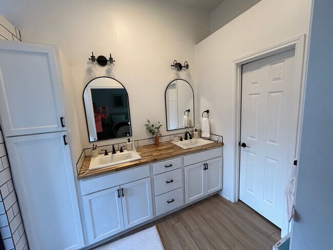 Building Photo - 1303 Bayou Woods Dr