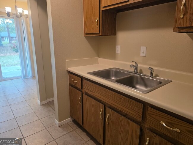 Building Photo - 403 Savannah Ave