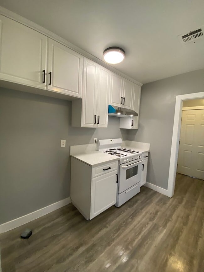 Building Photo - Follow the yellow brick to this Remodeled 2 BD 1 BA House in NE Bakersfield