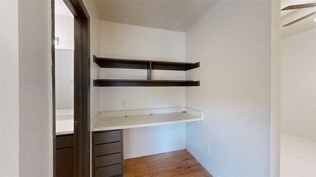 Building Photo - 725 Peppertree Dr