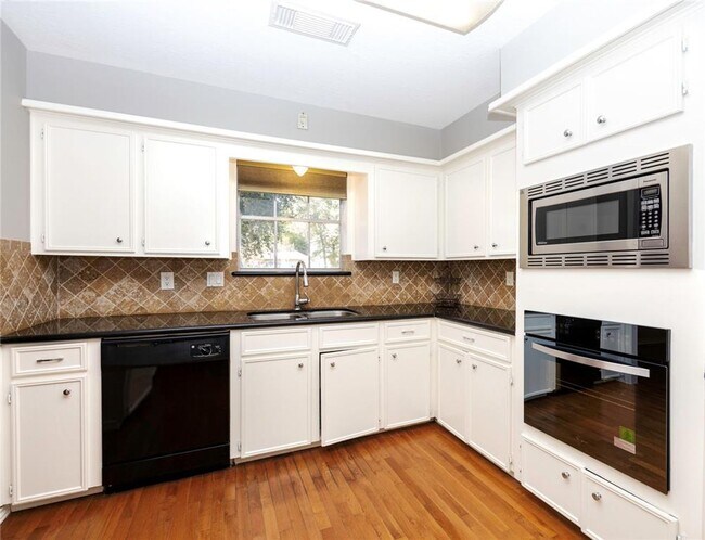 Building Photo - 8323 Forest Ridge Rd