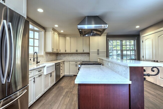 Building Photo - 1591 Huntington Turnpike