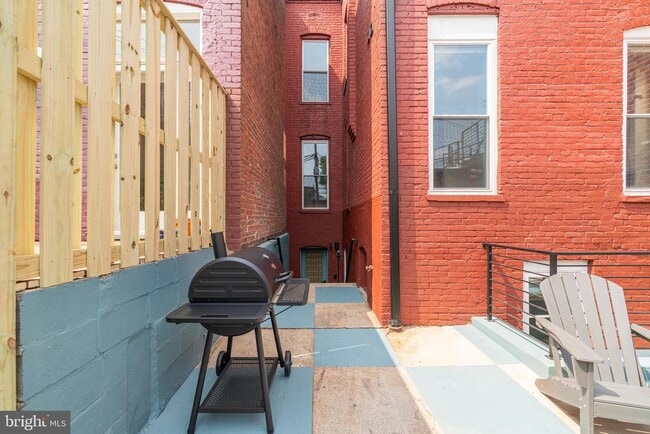 Building Photo - 711 G St SE