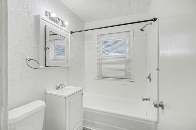 Building Photo - Beautiful 2 Bedroom 1 Bathroom in Kansas City!