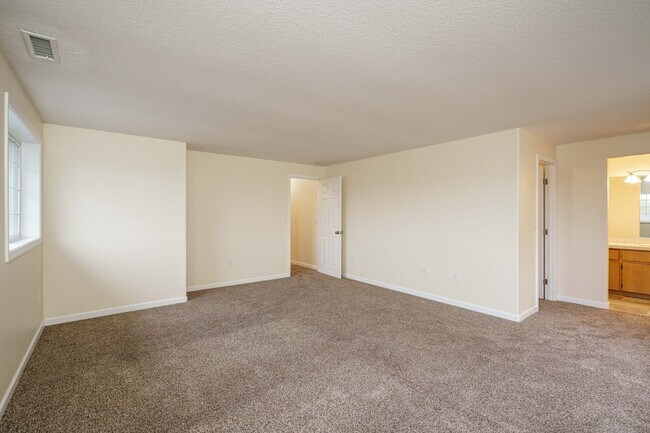 Building Photo - 4 Bedroom 2.5 Bath with Fenced Backyard in Camas School District