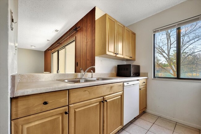 Building Photo - 2 bedroom, 2 bath condo - Available April 2026