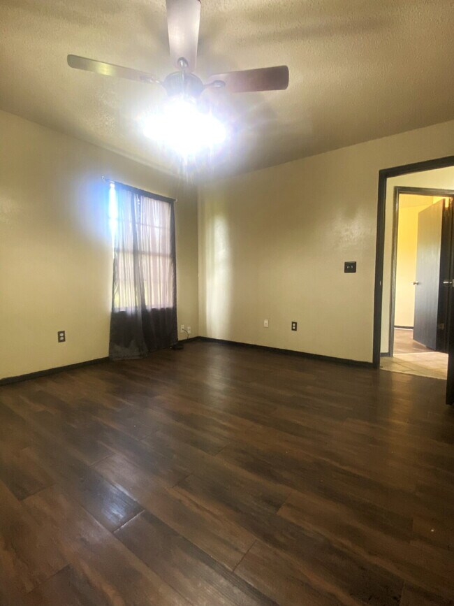 Building Photo - "Cozy 3-Bed, 2-Bath Duplex Retreat with 11...