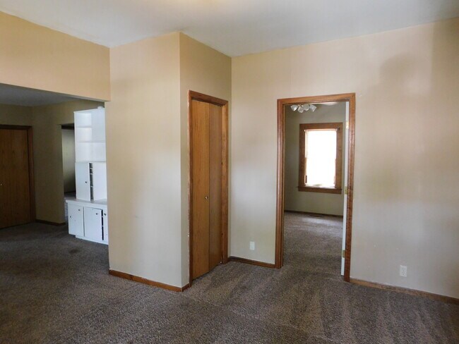 Building Photo - Huge 2 bedroom/1 bath close to the Hosptia...