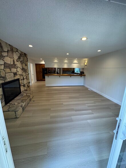 Living room - 304 N Meadows Ave