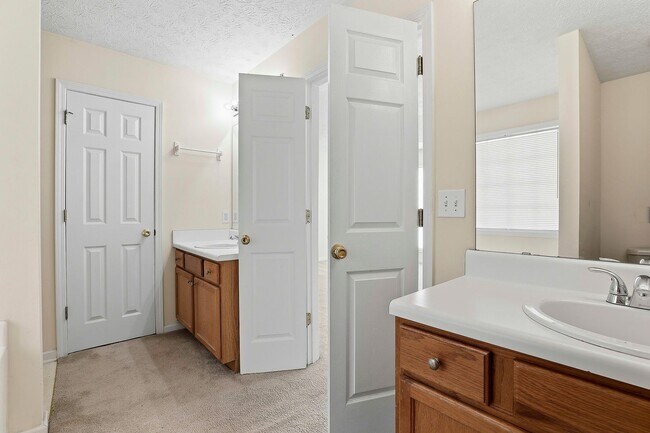 Building Photo - 3BR Split Level with 2 Car Garage in Jonesboro