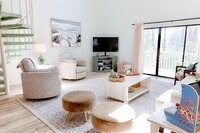 Building Photo - 1095 Plantation Dr W