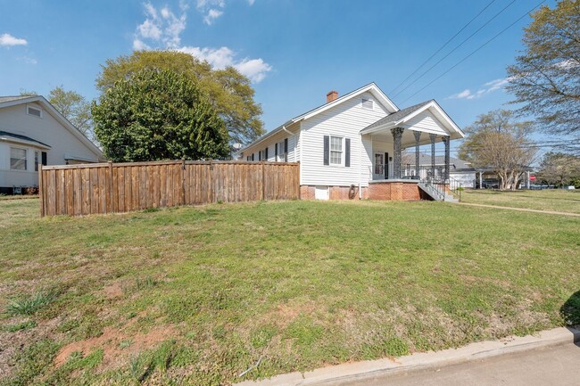Building Photo - ELECTRICITY INCLUDED on this Renovated 2 B...