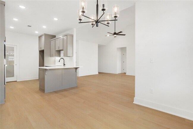 Building Photo - 6902 SW Basswood Ave