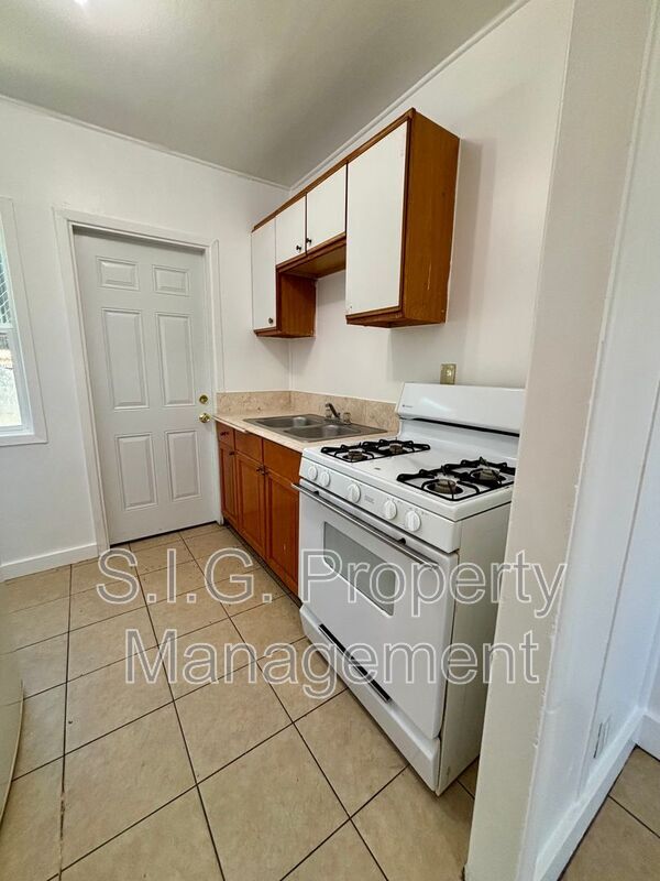 Building Photo - 10156 1/4 Helendale Ave