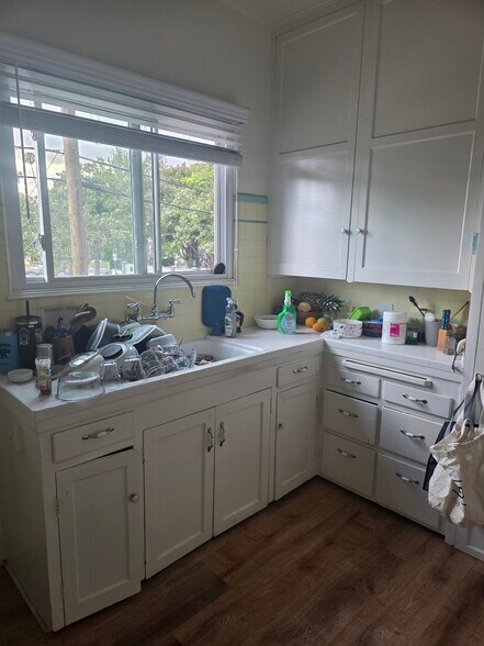 Building Photo - 257 N Almont Dr