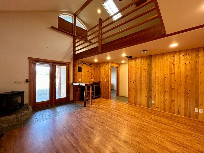 Building Photo - 3 Bedroom Home on Two Acres