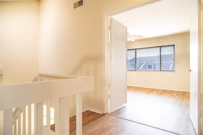 Building Photo - 11609 Village Pl Dr