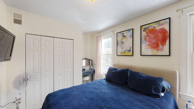 Building Photo - 1718 D St SE