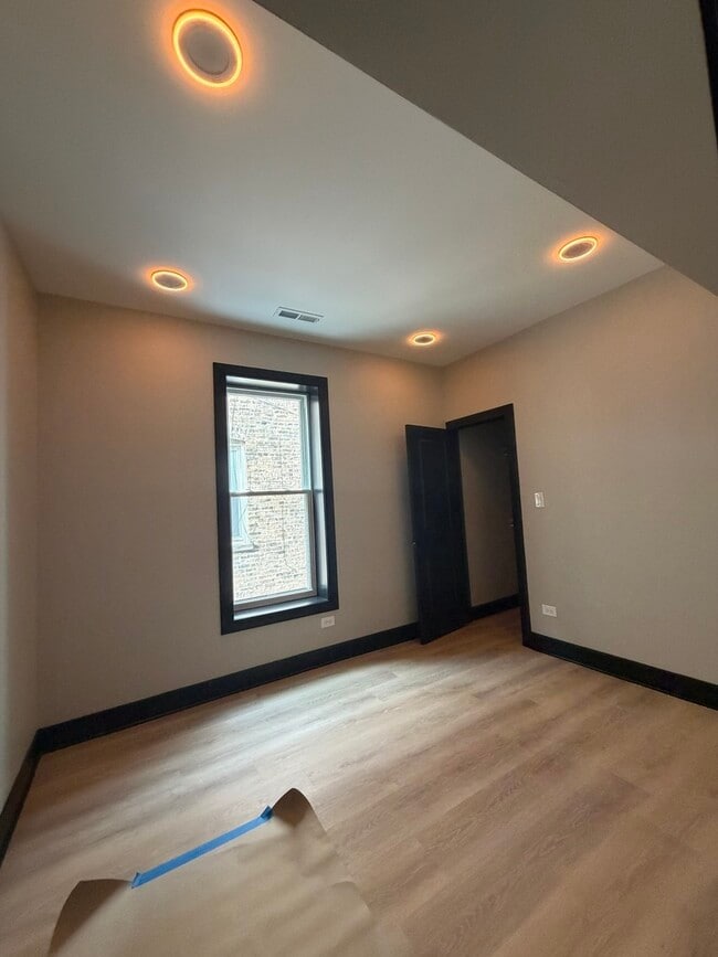 Building Photo - 5252 W Berteau Ave