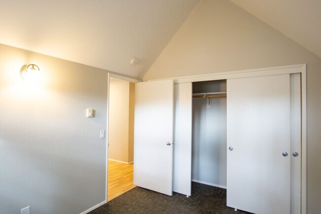 Building Photo - Fantastic Lake Oswego 2Bdr w/Fireplace, Dishwasher & W/D + Balcony