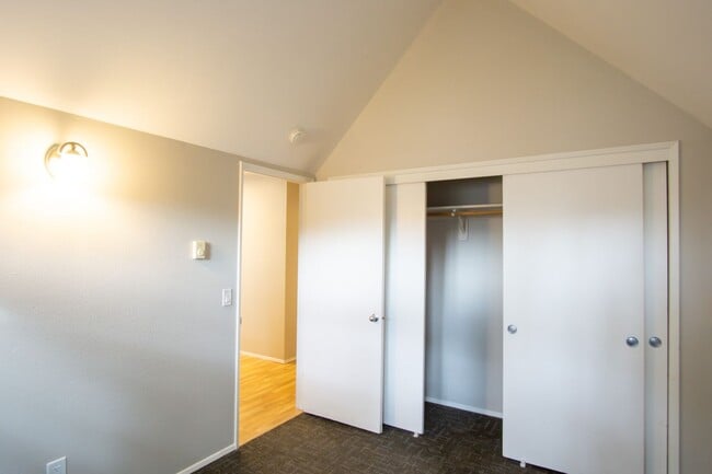 Building Photo - FREE RENT: Fantastic Lake Oswego 2Bdr w/Fireplace, Dishwasher & W/D + Balcony