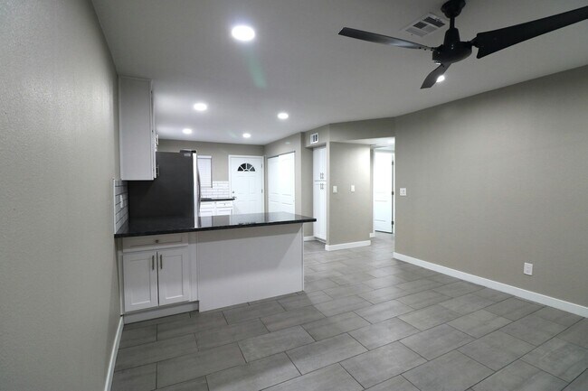 Building Photo - 1 N Naco Way