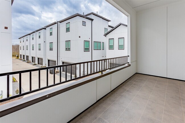 Building Photo - 2802 Grand Fountains Dr