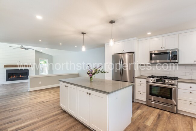 Building Photo - Beautifully fully remodeled Lake Oswego Du...