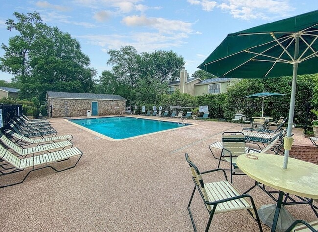 Building Photo - 1850 Montclair Dr