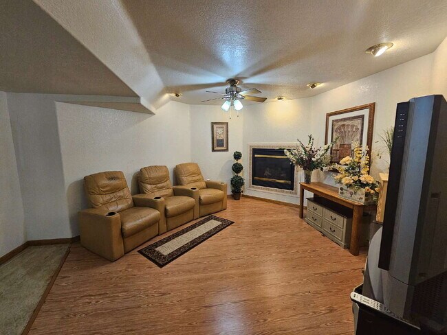 Building Photo - 5 Bedroom/ 4 Bath Two-Story in Governors Place