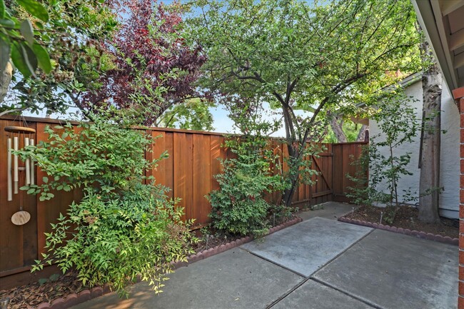 Building Photo - Cupertino 2 Bed, 2 Bath Townhouse with Att...