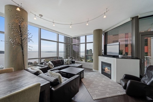 Building Photo - Cristalla - 2 bedrooms + den