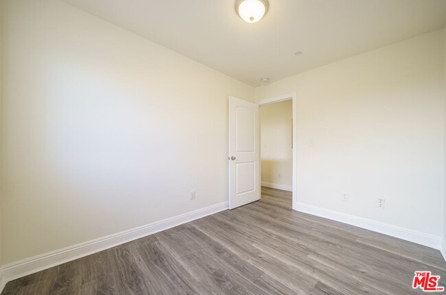 Building Photo - 154 E 84th Pl