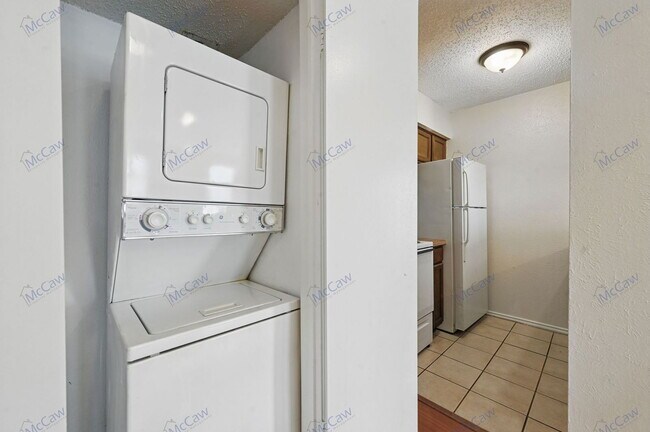 Building Photo - 9520 Royal Ln