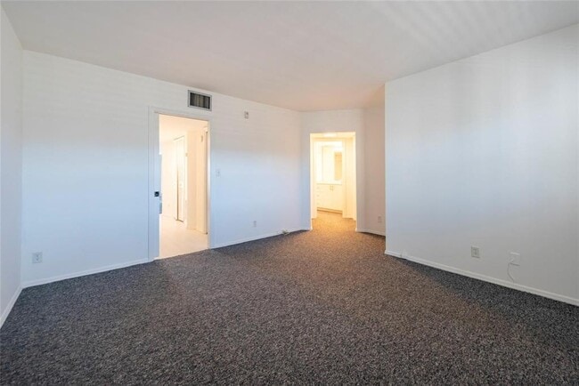 Building Photo - 3101 NE 47th Ct