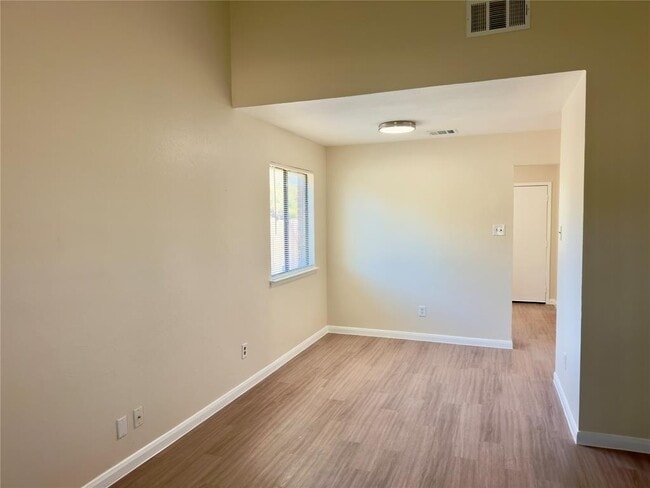 Building Photo - 1614 W Braker Ln