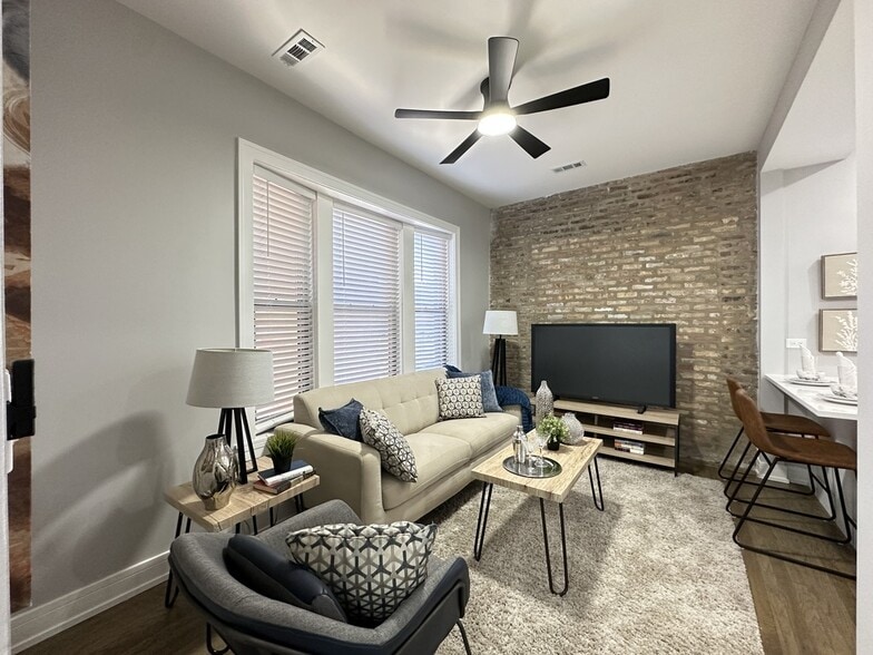 Building Photo - 3840 N Wilton Ave