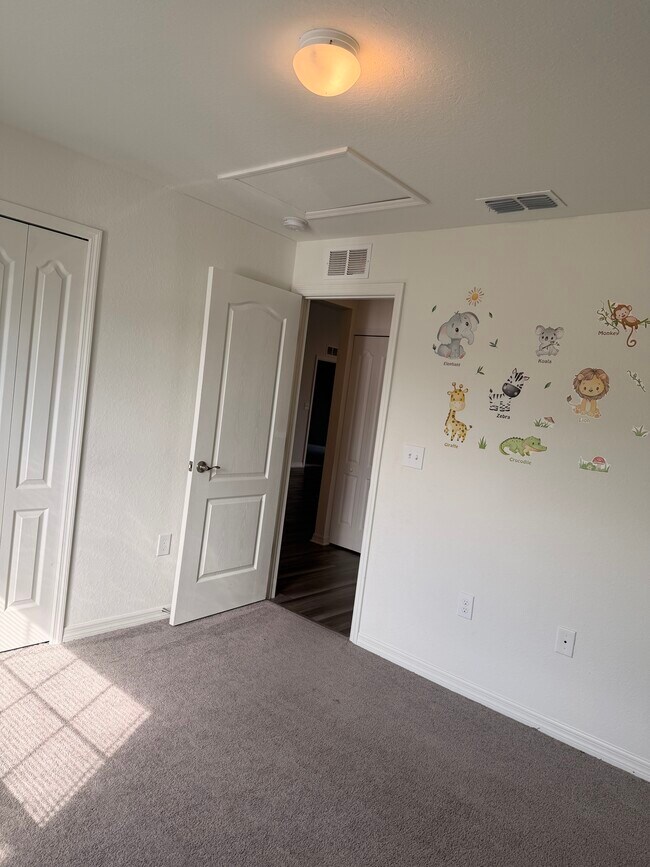 Building Photo - 281 Arbuthnot St