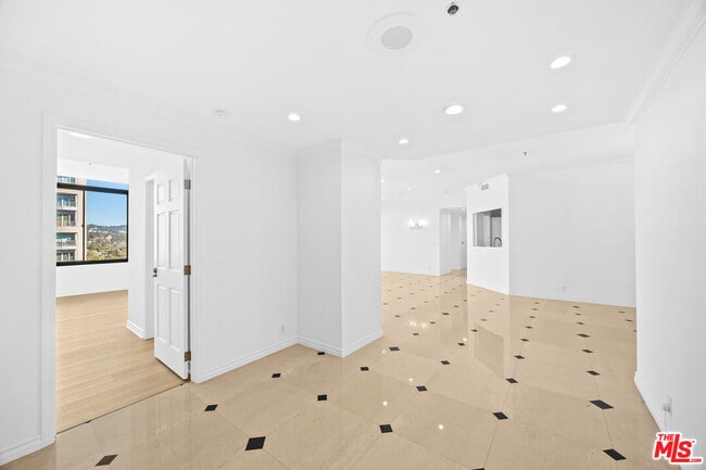 Building Photo - 10724 Wilshire Blvd