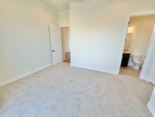 Building Photo - Beautiful Single-Level Home with Trail Access & Stunning Views!!! Pet Friendly!